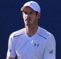 Il titolo di Wimbledon di Andy Murray è sotto minaccia dopo la sconfitta al primo turno