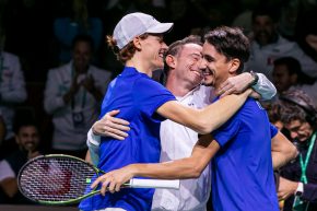 Emozioni Coppa Davis, l’Italia batte la Serbia e torna in finale 25 anni dopo. Con Sinner non ci sono limiti