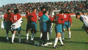 Distinti Saluti – Lo stadio “Marco Tomaselli” e il caso della Nazionale in maglia rossa