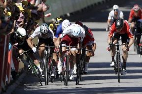 Cavendish cade e si frattura la scapola, Sagan è squalificato: giustizia o ingiustizia al Tour?