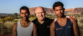 “Impariamo dagli aborigeni, faremo un’Australia migliore”. Il mitico de Castella lancia una maratona… sociale! 