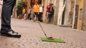 Aiuto, centinaia di palline arancione hanno invaso Brescia! Bentornato StreetGolf…
