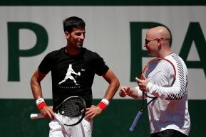 Agassi deve lasciare Djokovic