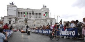 Tutti sconfitti per l’ultima “tappina” del Giro! I veri corridori sono quelli che ogni giorno pedalano a Roma…