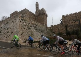 Con i ragazzi del Giro, non pedala solo Gino Bartali, ma anche Anna Frank!