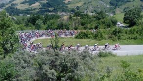 Giro d’Italia under 23: il ciclismo va dagli spettatori, dalla gente, dal pubblico, entra quasi nelle loro case…