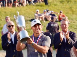 Koepka, potenza e freddezza per uno storico bis. Tiger c’è, Fleetwood-record e Chicco vola verso la Ryder… 