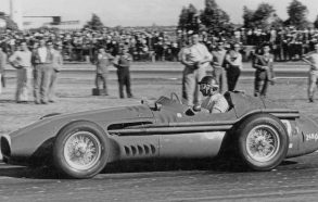 Hamilton come Fangio?  No, gareggiava in più categoria e ha un record imbattibile: ha vinto l’ultimo mondiale a 46 anni e 42 giorni!