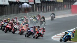 Motogp Valencia 2018, gara sospesa causa pioggia. Ripartiti, Rossi secondo