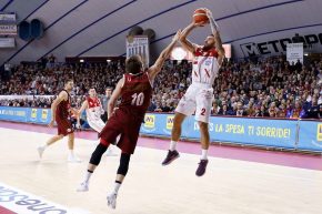 Basket, Milano domina il derby con Cantù