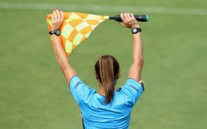 Donna guardalinee, più facile fare l’arbitro