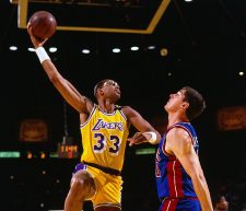 20 marzo 1990 –  I Lakers ritirano la maglia n° 33 di Jabbar