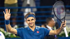 Federer nella storia, battuto Tsitsipas e vinto il titolo numero 100