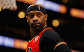 Vince Carter sarà il primo giocatore della storia a giocare 22 stagioni NBA. Ma c’è chi lo critica