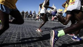 Kipchoge, la scienza e il marketing. Dibattito sul muro delle 2 ore nella maratona e sui limiti dell’uomo