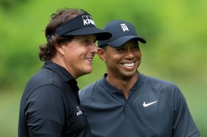 Golf, una luce nel buio: si lavora a un match Tiger-Mickelson