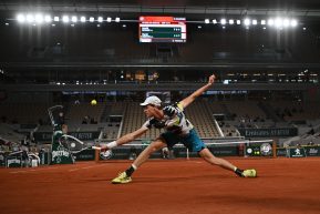 Tennis, il cielo del Roland Garros si colora d’azzurro. Grandi prestazioni di Sinner, Cecchinato e Travaglia