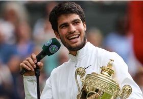 Alcaraz all’attacco. Dominato Medvedev in rimonta, seconda finale di fila a Wimbledon