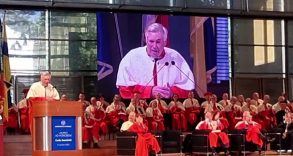 Carlo Ancelotti dottore ad honorem, si commuove più volte. “Uso la persuasione, non la percussione”