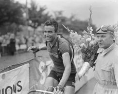 Giro in Testa – Siena come Trieste: la città fraternizza con la maglia rosa Cottur, ma Leoni rovina la festa